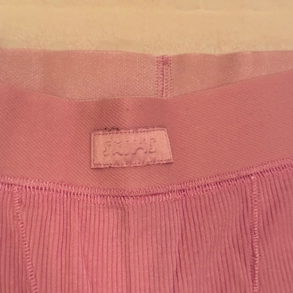 SKIMS 🩷 Pink Ribbed Shorts - Picture 2 of 3